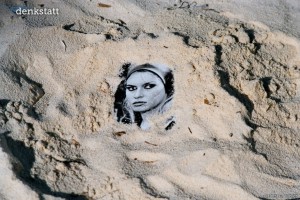 Brigitte im Sand
